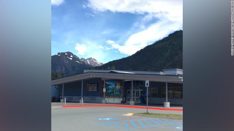 Agli scolari dell'Alaska è stato servito sigillante per pavimenti invece del latte in un programma di assistenza all'infanzia, compresa la presa di ostaggi del mese scorso