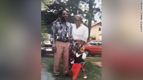 1995 में पॉल रुसेबागिना, उनकी पत्नी टैसियाना रुसेबागिना और उनकी दत्तक बेटी कैराइन कनिम्बा।