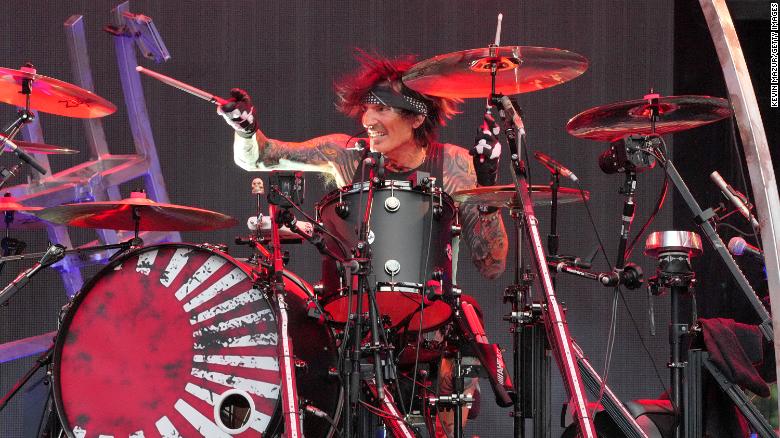 Tommy Lee bows out half way through first reunion tour show because of broken ribs