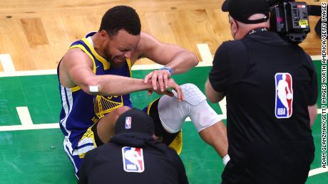 Curry breaks down in tears after defeating the Boston Celtics in Game 6 的 2022 NBA总决赛.