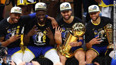 Andre Iguodala, Draymond Green, Klay Thompson and Curry pose for a photo after defeating the Boston Celtics in Game 6 的 2022 NBA总决赛.
