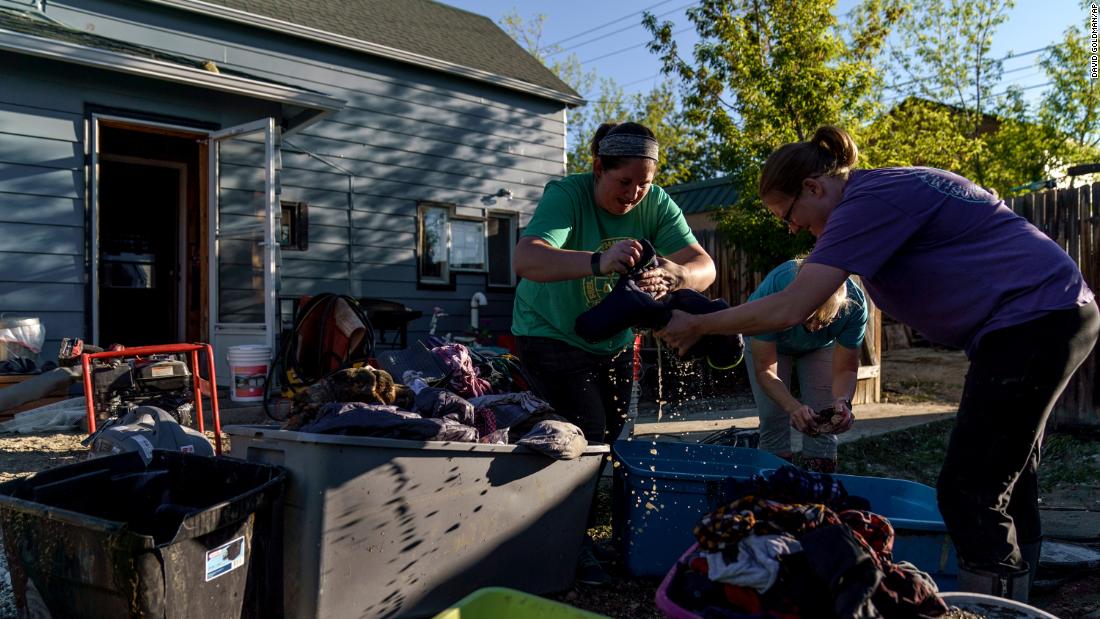 Kirstyn Brown, 对, cleans out damaged clothing from her flooded home in Red Lodge with the help of her mother, Cheryl Pruitt, and her sister-in-law, Randi Pruitt, 在星期三.
