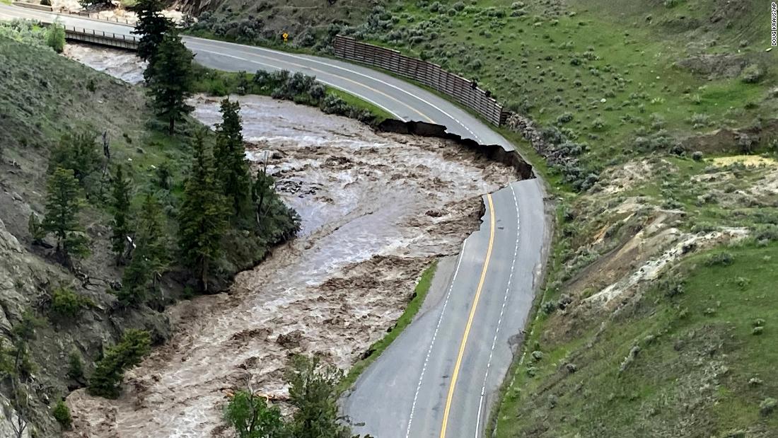A road is damaged inside Yellowstone National Park in Gardiner, 蒙大拿, 在星期一.