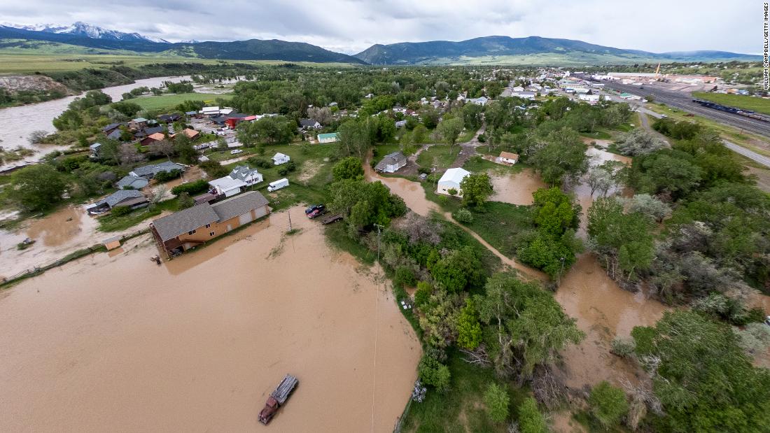 Flooding is seen in Livingston, 蒙大拿, 星期二. 
