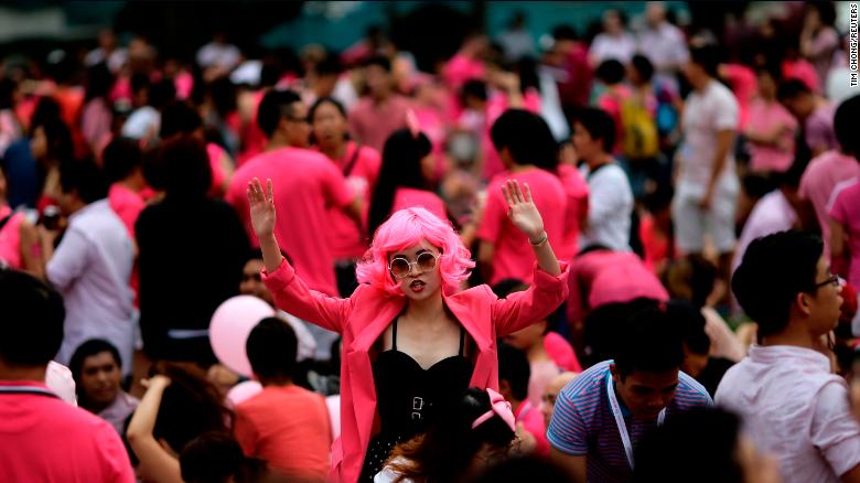 돌아와서 자랑스러워: Singapore's Pink Dot rally makes colorful return
