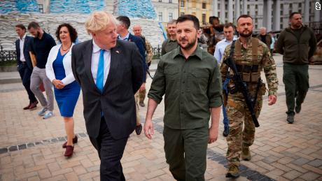 Brittanje&#39;s Prime Minister Boris Johnson (links) met Ukrainian President Volodymyr Zelensky for the second time in Kyiv on Friday. 