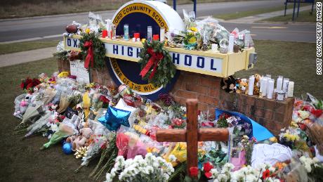ミシガン州の学生は、昨年の致命的な高校の銃乱射事件に続いて安全性の変更を制定するために訴えます