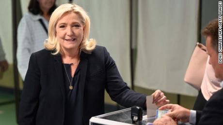French far-right party National Rally, led by Marine Le Pen, came third, wen 89 sitplekke.