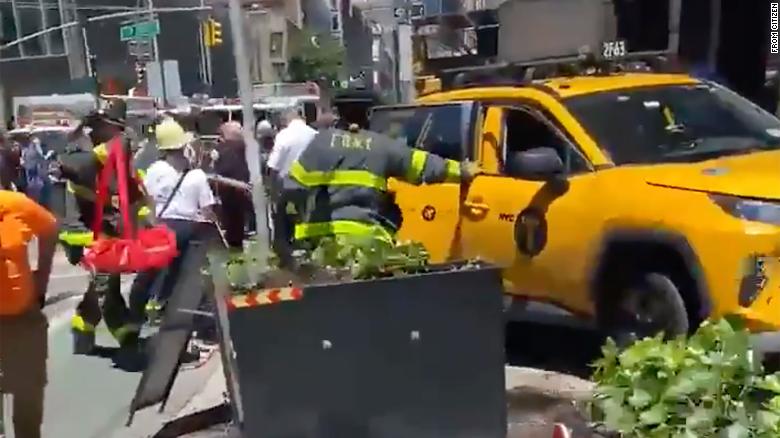 6 people hospitalized after taxi jumps curb in New York City, 纽约警察局说