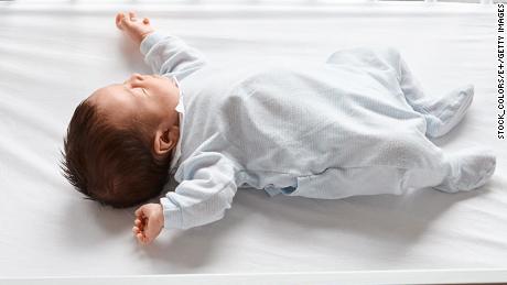 Mettez les bébés à dormir seuls sur le dos sur un matelas plat et ferme recouvert d'un drap-housse confortable, sans literie supplémentaire ni pare-chocs, a conseillé l'AAP.