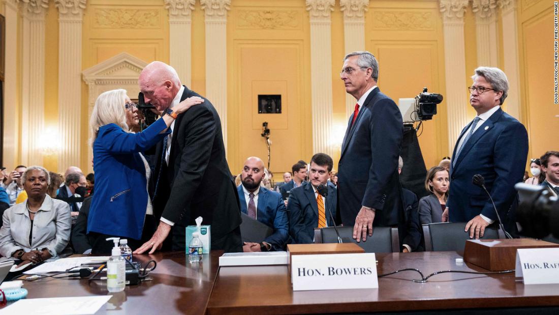 Arizona House Speaker Rusty Bowers is hugged by Cheney after his testimony at a January 6th hearing in June 2022. Bowers, 'n Republikein, defied a scheme to overturn the election results in his state, and he gave emotional testimony about the impact that had. &lt;a href =&quot;https://www.cnn.com/politics/live-news/january-6-hearings-june-21/h_29dae2b5e7e4b560fa75d919562ec68e&quot; teiken =&quot;_ leeg&quot;&gt;He described &quot;ontstellend&amkwotasieot; protests outside his homlt&lt;/a&ampgtt; and he read a passage from his personal journal about friends who had turned on him. 
