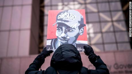 A demonstrator holds up a portrait of Daunte Wright outside the Hennepin County Government Center during the sentencing hearing for former Brooklyn Center police officer Kim Potter on February 18 미니애폴리스에서, 미네소타. 