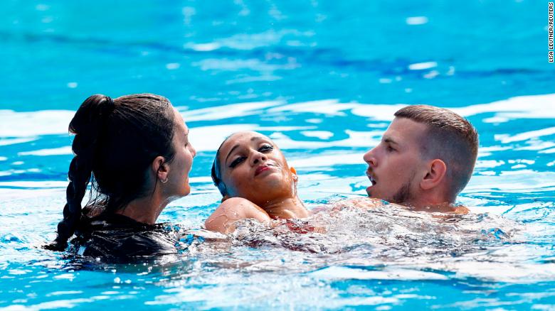 コーチは世界選手権でアメリカの水泳選手アニタアルバレスを救うためにプールに飛び込みます