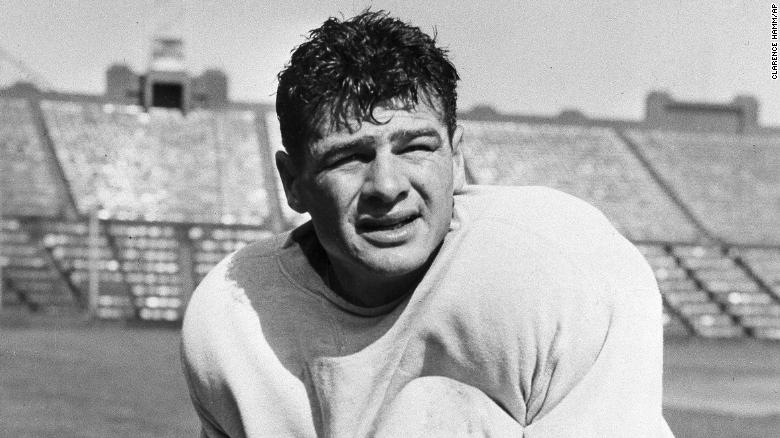 职业橄榄球名人堂成员休·麦克埃尔亨尼逝世于 93