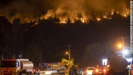 Smoke and flames rise as firefighters battle a blaze by air and land in Marmaris, Pavo, en Junio 23, 2022.