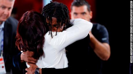 Jaden Ivey hugs his mother Niele after being drafted with the fifth overall pick by the Detroit Pistons during the 2022 NBA 드래프트.