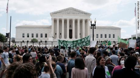 多于 70 protests planned in cities from Washington to Los Angeles in wake of Supreme Court abortion decision