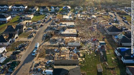  An aerial view of devastation after tornadoes struck the Bowling Green, ケンタッキー, area in December.