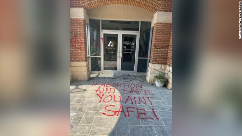 Virginia police are investigating vandalism of a pregnancy center following the Supreme Court decision on Roe v. 걸어 건너기