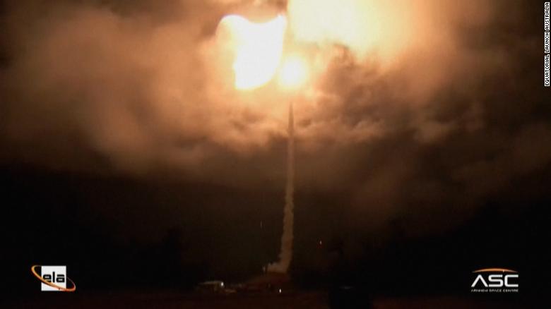 美国宇航局从澳大利亚航天中心发射第一枚火箭