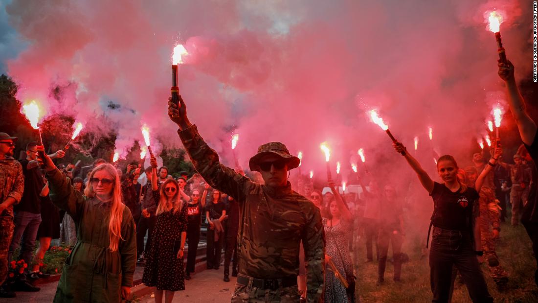 People light flares in memory of the Ukrainian activist Roman Ratushnyi during a farewell ceremony at Baikove cemetery, 키예프, 우크라이나, 6 월 18.