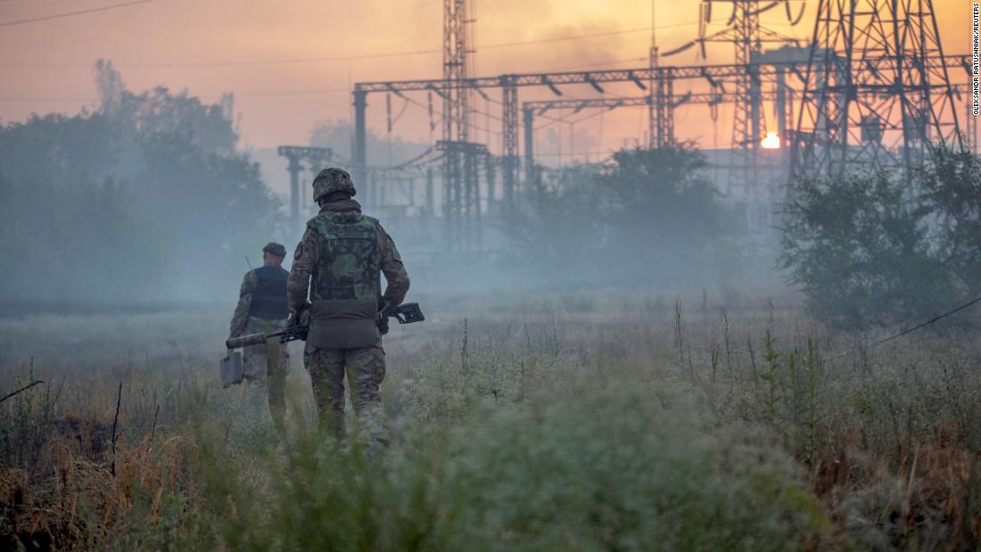Ukrainian service members patrol an area in the city of &lt;a href =&quot;https://edition.cnn.com/2022/06/25/europe/russia-invasion-ukraine-06-25-intl/index.html&quot; target =&quot;_공백&am인용ot;&gt;Severodonetskltmp;lt;/ㅏ&amgtgt;, 우크라이나, 6 월 20.