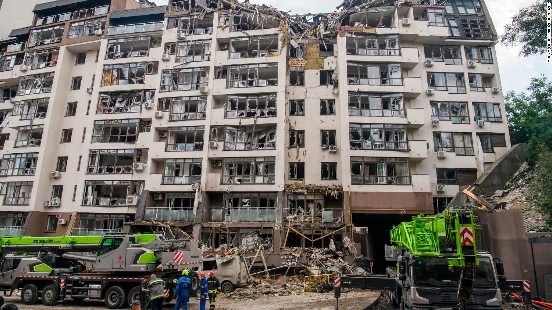 An apartment building in the Shevchenkivskiy district of Kyiv, Ucraina, is damaged during a Russian airstrike, a giugno 26. Several explosions rocked the west of the Ukrainian capital in the early hours of Sunday morning, with at least two residential buildings struck, according to Kyiv mayor Vitali Klitschko. 