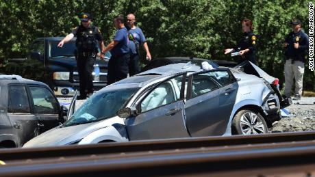Train collides with vehicle at California intersection without crossing arms, drie doodmaak