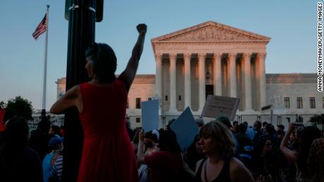 Majority of Americans disapprove of SCOTUS Roe v. 웨이드 반전, poll shows