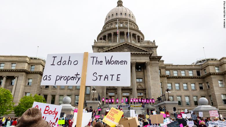 中絶権グループは、中絶禁止の執行を停止または遅らせるために複数の州裁判所の取り組みを開始します