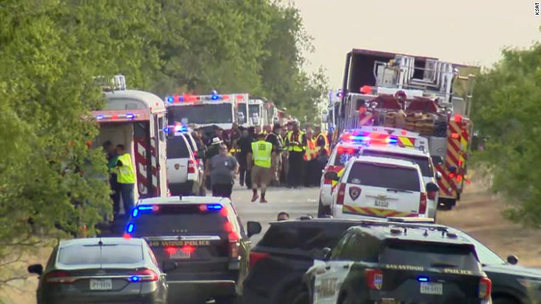 至少 44 migrants have been found dead inside a semi-truck in San Antonio, councilwoman says