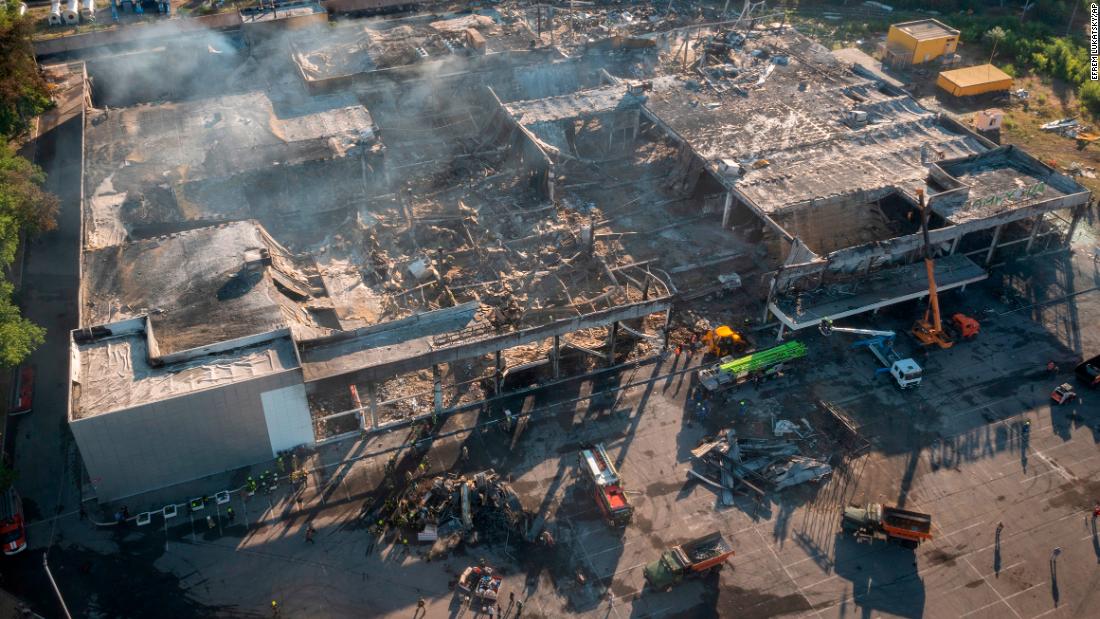 Ukrainian State Emergency Service firefighters work to take away debris at a shopping mall after a &lt;a href =&quot;https://edition.cnn.com/europe/live-news/russia-ukraine-war-news-06-28-22/h_f2e4cf15367437c654d2db5ed8fa9349&quot; target =&quot;_blank&ampquott;&gt;rocket attack in Kremenchuk&amltlt;/un&ampgtt;, Ucraina, a giugno 28.