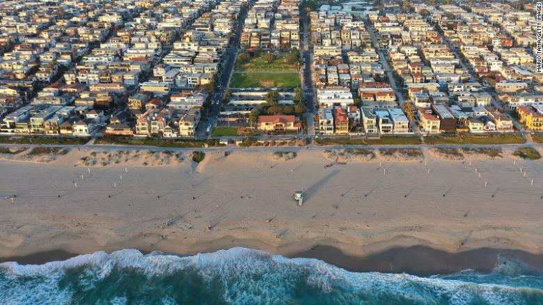 ロサンゼルス郡がジムクロウ時代に黒人の所有者から取ったビーチの資産を返還することに投票する