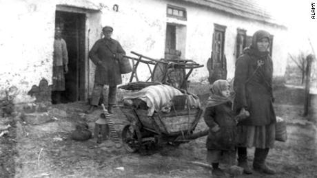 周围 4 million people died in the Holodomor of 1932-1933. Many tried to exchange their last possessions for bread, resorted to eating food surrogates and scavenged for mushrooms and berries in the woods. 