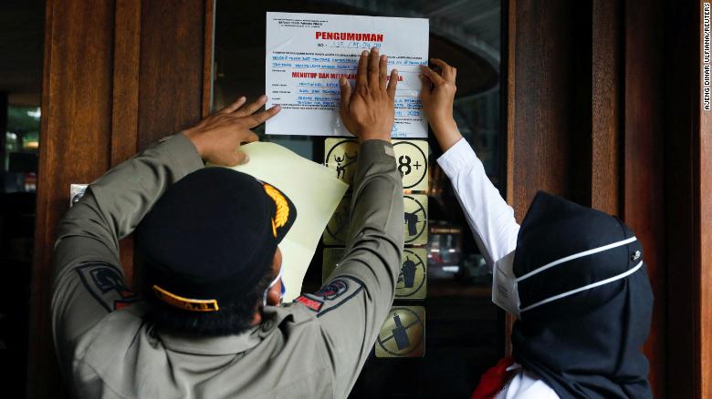 インドネシアのバー労働者は、モハメッドまたはマリアという名前の人々の無料の飲み物に対する冒涜罪に直面しています