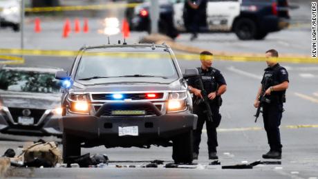 6 officers injured in shootout outside a Canadian bank, two suspects were shot and killed, 경찰은 말한다 