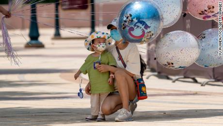 A child looks at balloons at the Shanghai Disneytown on June 16, 2022 in Shanghai, 中国.