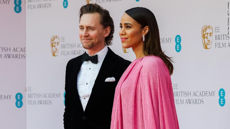 Tom Hiddleston과 약혼자 Zawe Ashton은 함께 아기를 기대하고 있습니다.