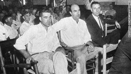 Half-brothers Roy Bryant, izquierda, and J.W. Milam, centrar, sit with an attorney as they stand trial for the murder of Emmett Till.