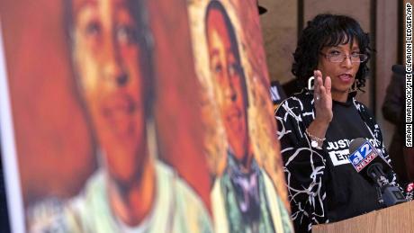 Deborah Watts, a cousin of Emmett Till speaks as she point to a painting of Till during a news at the Mississippi Capitol, op Vrydag, Maart 11, 2022, in Jackson. 