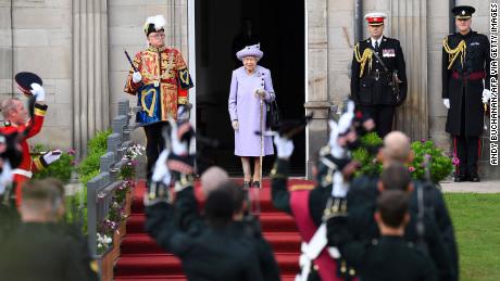 A day later she paid tribute to the armed forces, appearing at an &quot;act of loyalty&cotización; parade to the delight of Scottish royal-watchers.