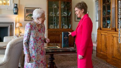 그 동안에, the Queen met with Scotland&#39;s First Minister and leader of the Scottish National Party, Nicola Sturgeon, 수요일에. The meeting came a day after Sturgeon presented a proposal to the UK government on holding a second Scottish independence referendum.