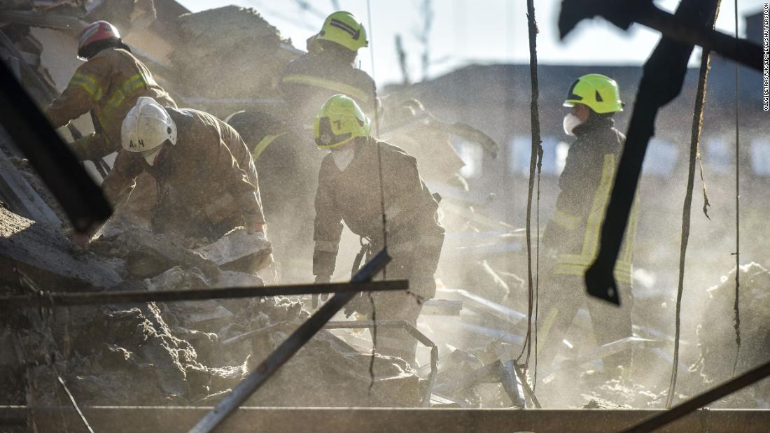 Firefighters clear rubble at the Amstor shopping mall in Kremenchuk, Poltava Oblast, 우크라이나, 6 월 28.