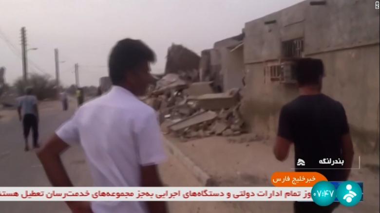 적어도 5 dead after earthquakes hit southern Iran