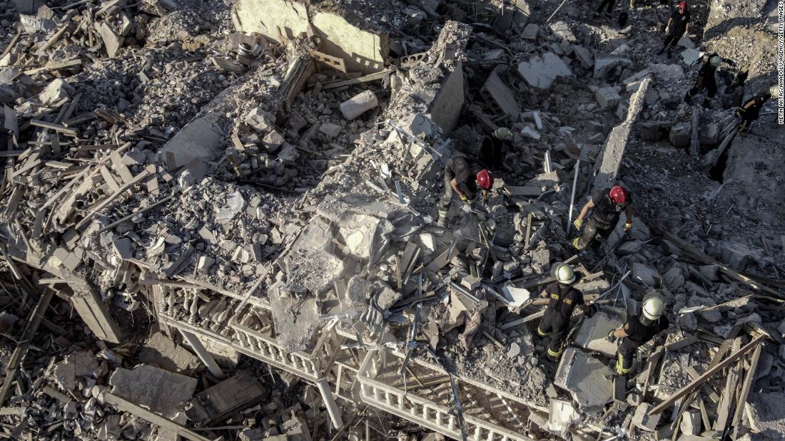 An aerial view of rescue workers after a &lt;a href =&quot;https://edition.cnn.com/2022/07/01/europe/odesa-russian-strikes-residential-building-intl/index.html&quot; target =&quot;_blank&ampquott;&gt;missile attack in the Serhiivka district of Odesa&amltlt;/un&ampgtt;, Ucraina, a luglio 1.