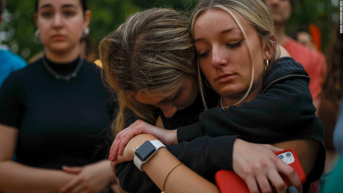 Ellie Zuckerman, 왼쪽, 18, holds her friend Ava Turner , 17, during a vigil for the victims on July 5.