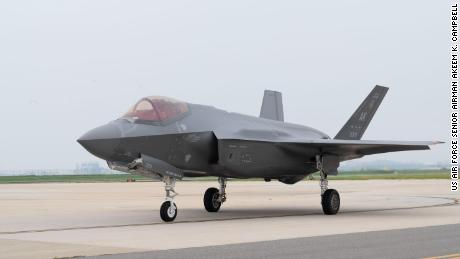 A US Air Force F-35 fighter jet from Eielson Air Force Base, アラスカ, arrives in South Korea to conduct flight operations on Tuesday.