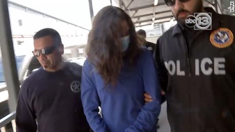 Woman accused of killing elite cyclist used passport that belonged to someone &#39;closely associated&#39; with her to flee to Costa Rica, dicono le autorità