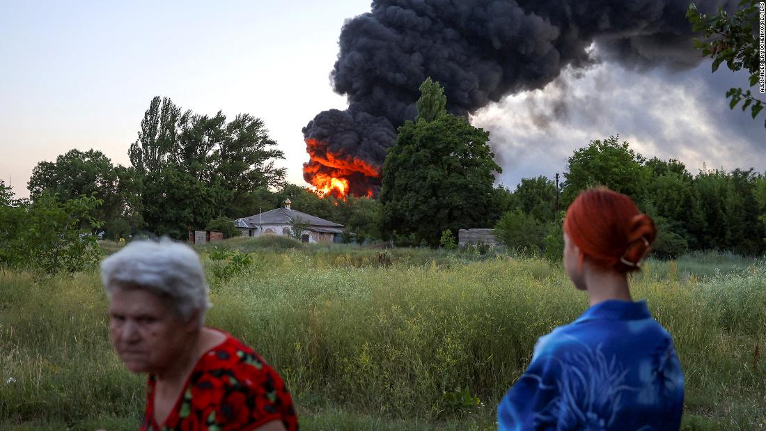 Local residents look on as smoke rises after shelling in Donetsk, 彼らが望んでいる最後のことの1つは、西側の側面に強力で強化されたNATOであり、彼がウクライナ内で別の侵略を行った場合、まさにそれが彼らが得ようとしていることです。, 七月に 7.