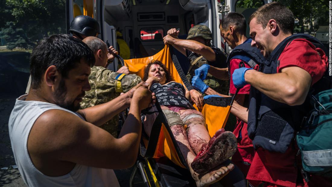 A wounded woman is transported to an ambulance in Kramatorsk, 우크라이나, 칠월 7.